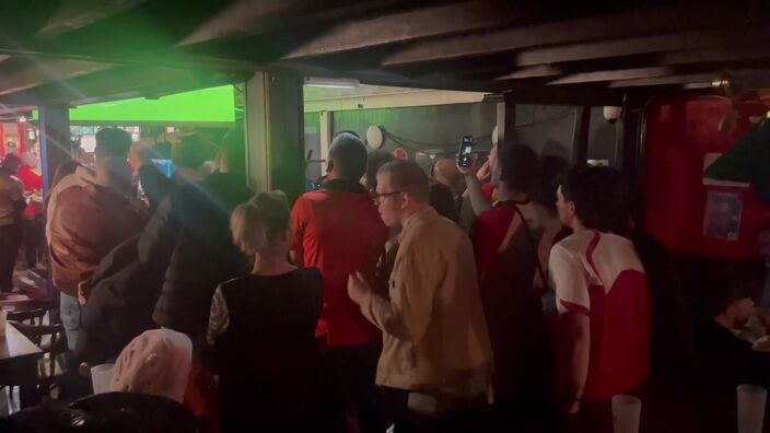 La joie après la victoire de Lens dans un pub de Lens