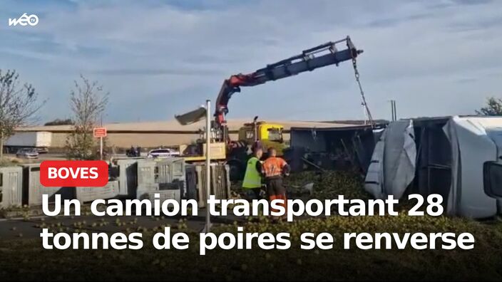 Un poids lourd transportant 28 tonnes de poires s'est renversé à Boves