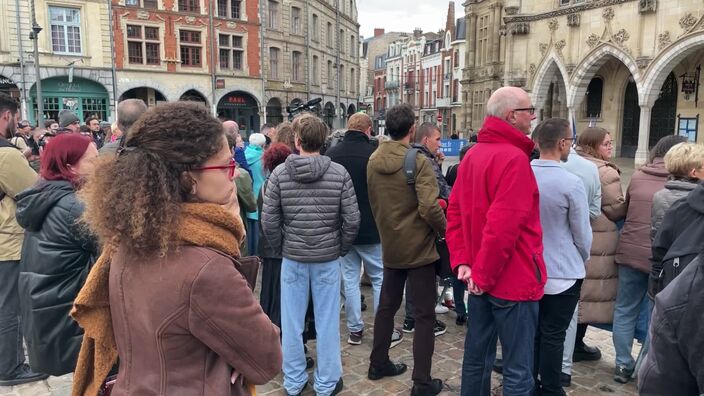 Beaucoup de personnes sur la Place des Héros pour les obsèques de Dominique Bernard