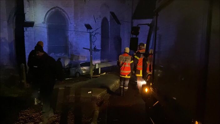 Une voiture encastrée contre l’église d’Houdain : un mort, une conductrice et un homme en fuite