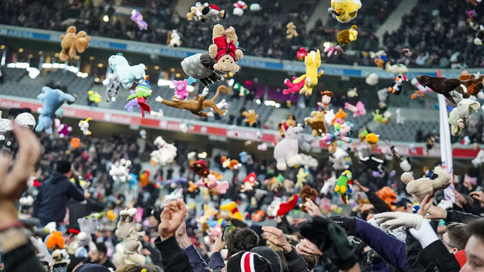 Le lancer des peluches des supporters du LOSC face à Metz