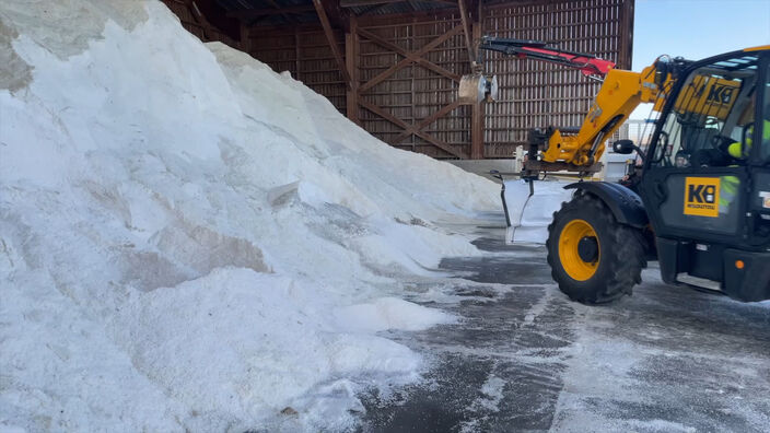Neige : le service voirie d'Amiens sur le pont