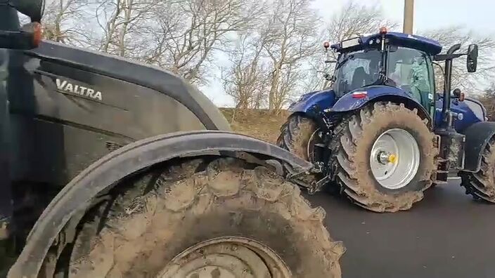 Littoral : les agriculteurs bloquent l'A16