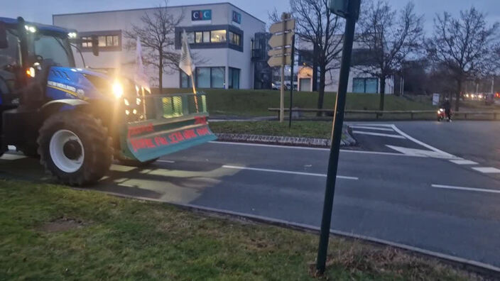 Arras : les agriculteurs mènent une opération escargot spontanée 