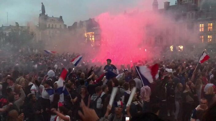 La Grand place de Lille en folie après la victoire de la France en demi finale de la Coupe du monde de football