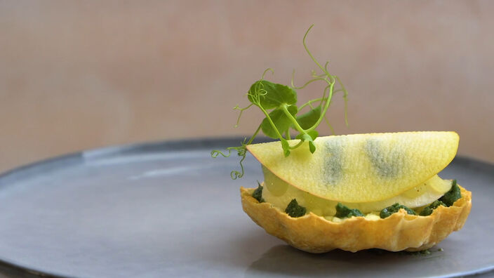 Maellie Poynard, Tartelette pomme, fromage frais, pesto spiruline