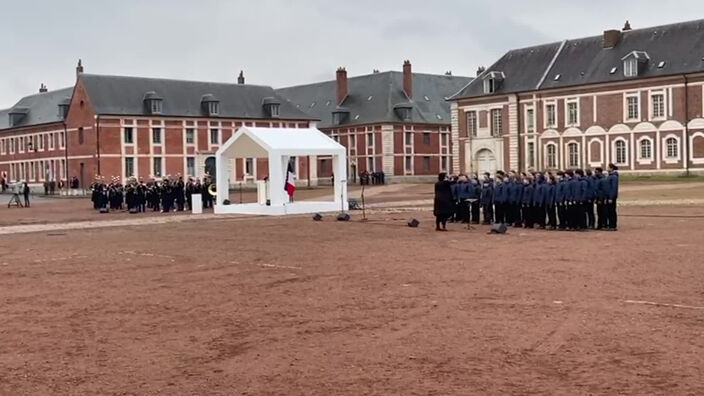 Hommage aux victimes du terrorisme à Arras : discours et lâcher de colombes