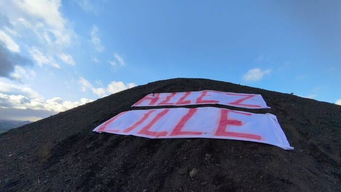 La banderole "Allez Lille" en haut d'un terril près de Lens