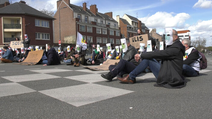 Groupes de besoins : les enseignants rassemblés devant le rectorat d'Amiens