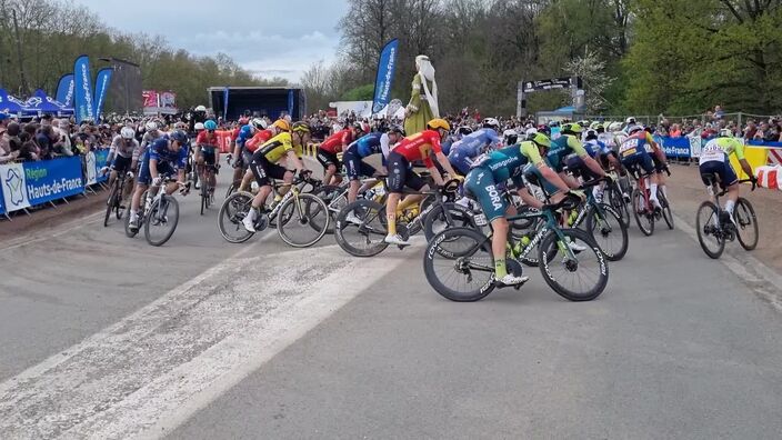 Paris Roubaix 2024: passage du peloton à la chicane avant la trouée d'Arenberg. 