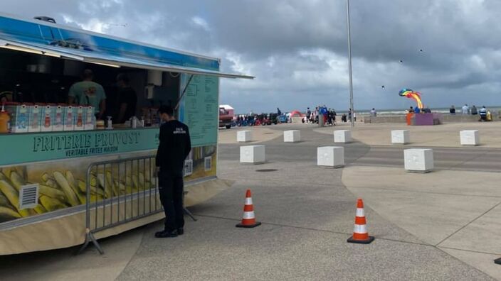 Le camion de la friterie Pruvost au milieu du festival des cerfs-volants de Berck-sur-Mer