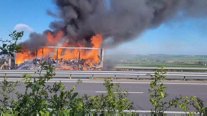 Sur l'A16, un poids lourd s'embrase à hauteur de Beuvrequen