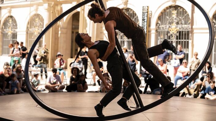 Spectacle vivant en extérieur au Familistère de Guise