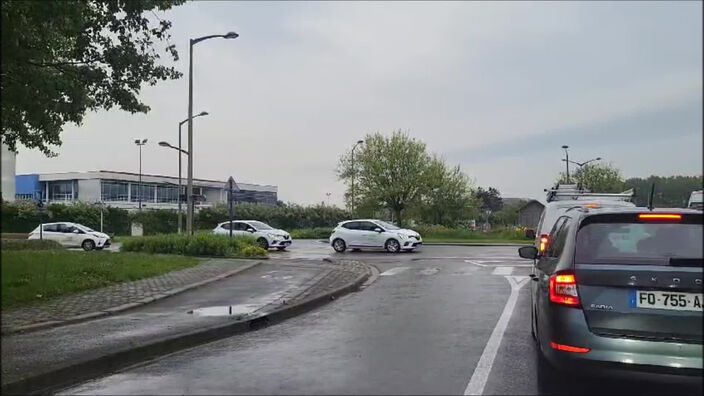 Calais : les professionnels du médico social mènent une opération escargot sur l'A16