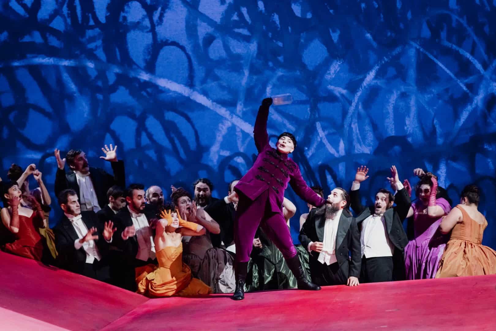 Les comédiens en pleine scène durant La Chauve-Souris de Johann Strauss