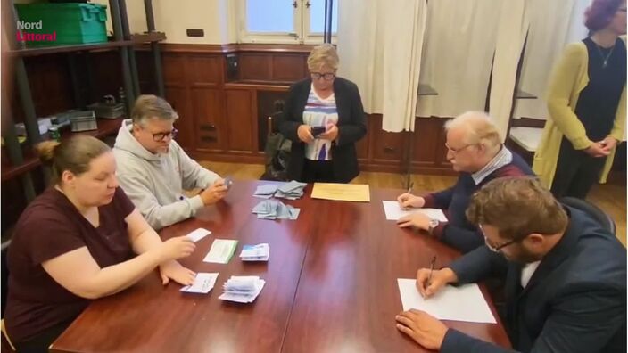 Le dépouillement du premier tour des Législatives en mairie de Calais