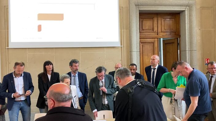 Législatives : à Cambrai, le maire FX Villain annonce les résultats de ce premier et dernier tour de scrutin