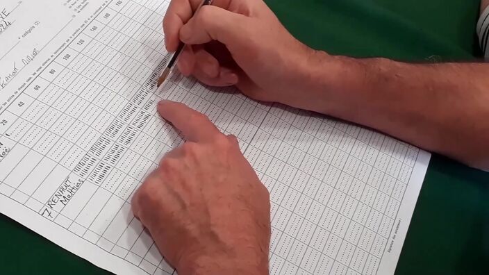 Soirée électorale en mairie de Woincourt pour Léon Deffontaines, candidat de la gauche dans la 3e circonscription de la Somme
