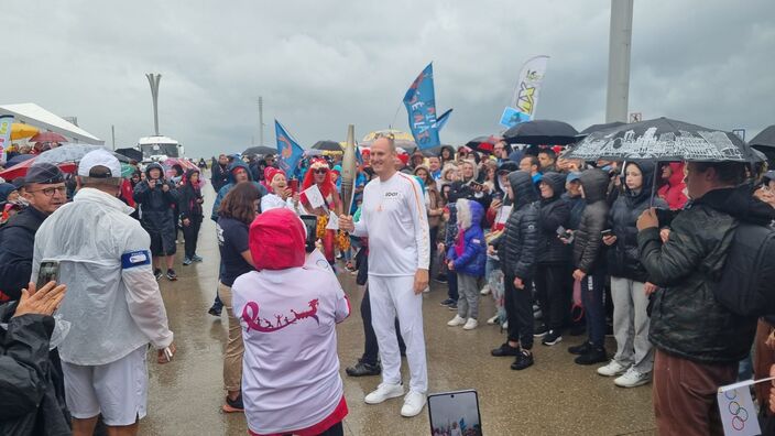 La pluie ne décourage par les porteurs de la flamme olympique à Calais ! 