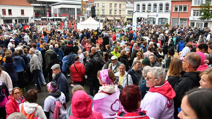 Ambiance à Calais à l'étape finale du relais de la flamme olympique sur la place du Grand théâtre