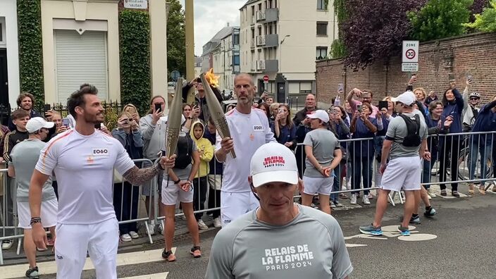 La flamme olympique à Arras : passage de relais boulevard Vauban 