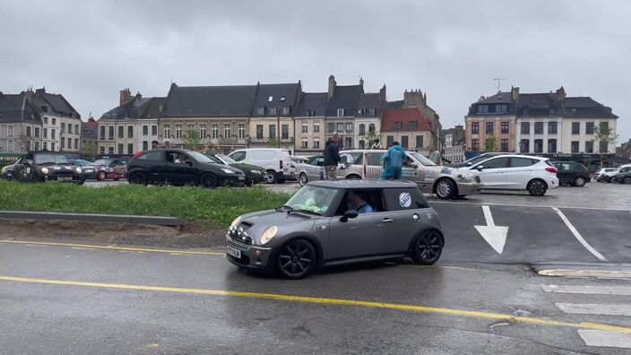 Saint-Omer : les voitures du Two Ball Rally animent la place Foch