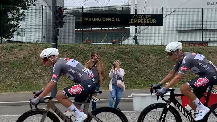 Le Tour passe à Lens devant Bollaert, "le plus beau stade de France"