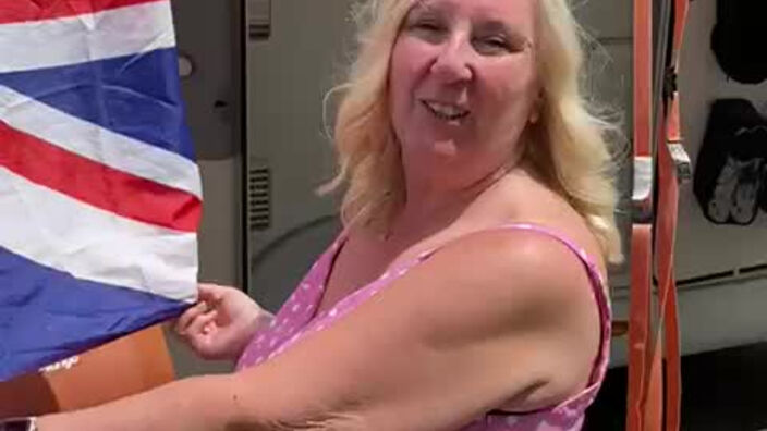 Tour de France : la maman des frères Yates est venue encourager ses fils à Cassel !
