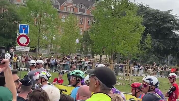 Tour de France à Lille : Les coureurs posent devant le public Porte de Paris