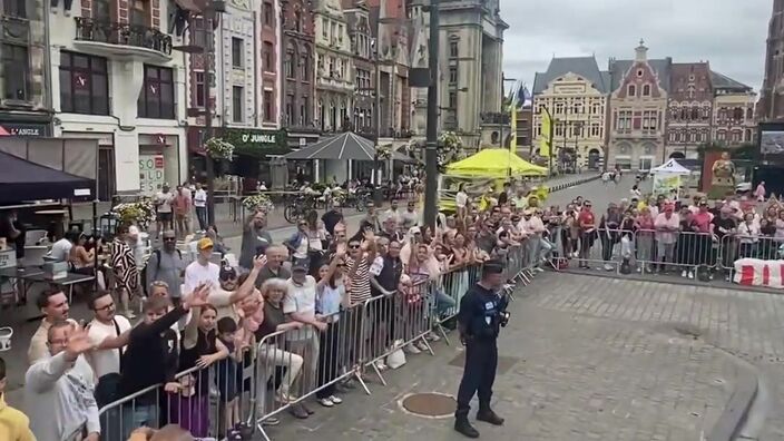 Tour de France : la foule pour la caravane à Béthune