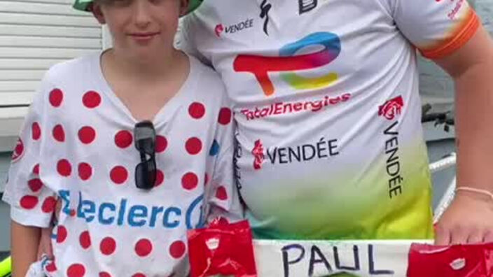 Tour de France : à Hazebrouck, chacun sa technique pour ne pas rater les goodies de la caravane