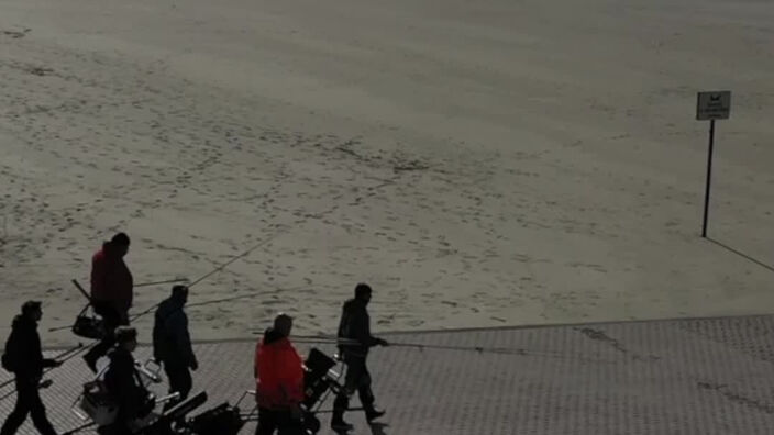 Vu du ciel : promeneurs sur la plage de Bray-Dunes